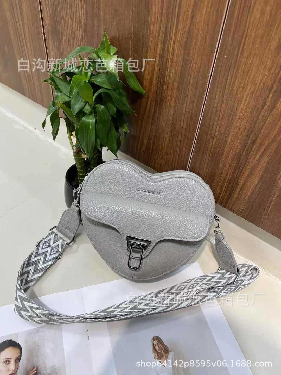 Designer Coccinelle2025 New Heart Shoulder Solid Color Lychee Pattern Underarm Valentine's Day Crossbody Light Luxury Women's Bag