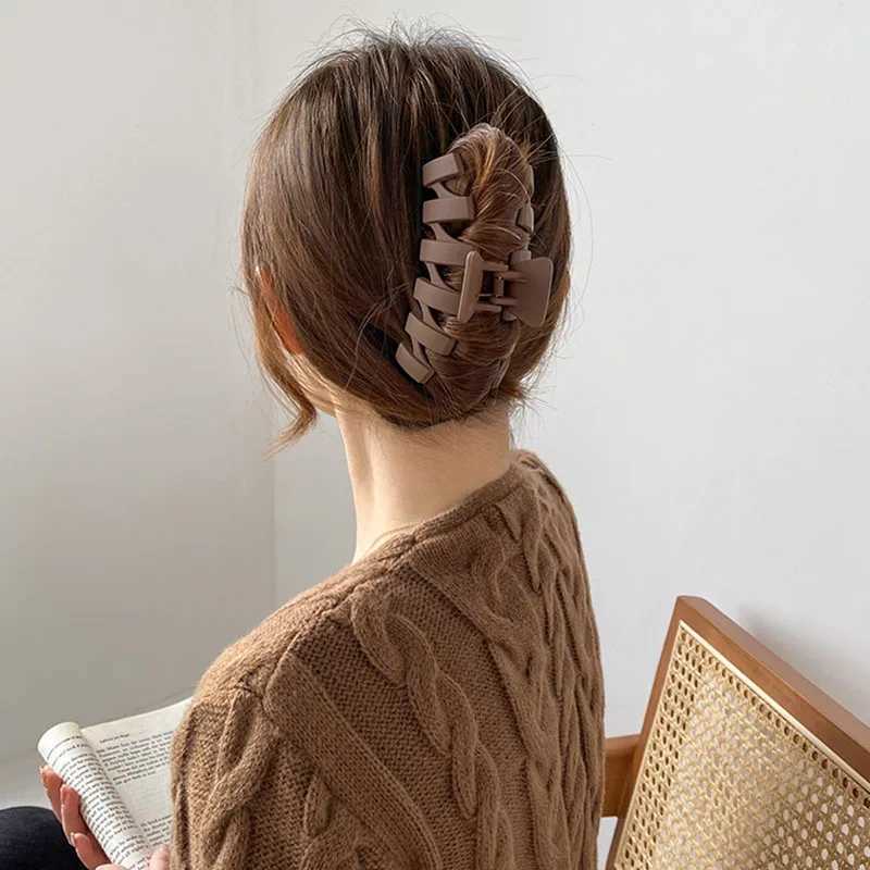 Women Elegant Brown Beige Flower Geometric Hair Claw Lady Temperament Solid Hair Clip Toothed Hairpin Fashion Hair Accessories Z250707