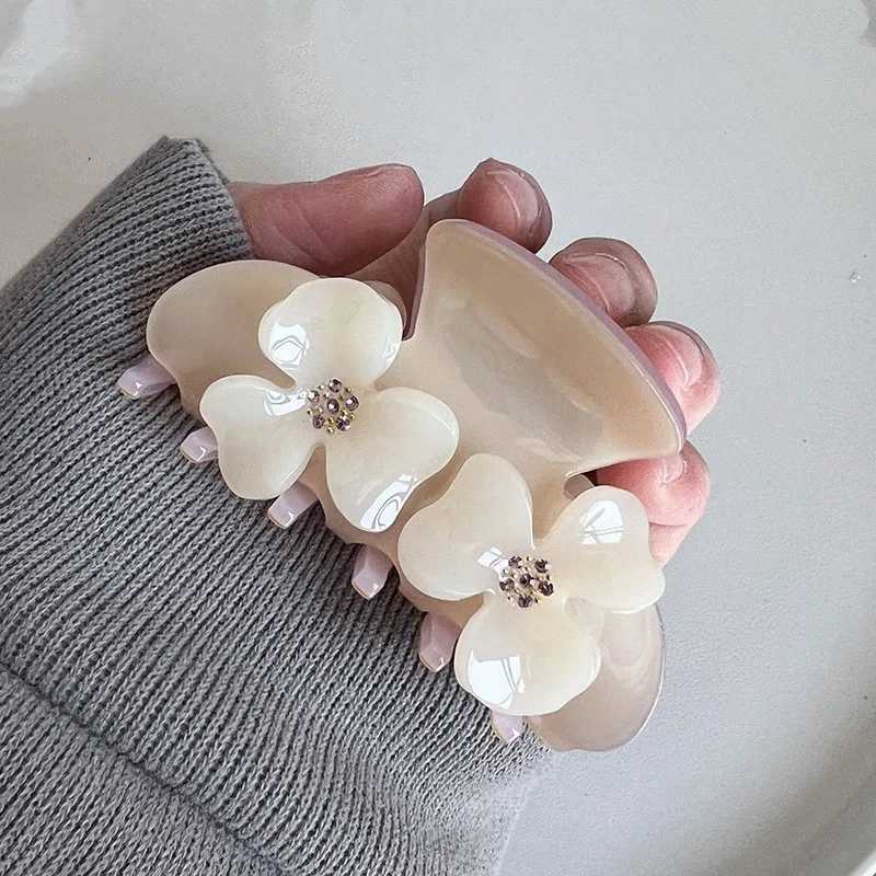 Muweordy Diamond Inlaid Flower Hair Clip Acetate Claw Clip Sweet Crab Hair Clips Hair Accessories for Women Shark Clip 2023 New Y250707
