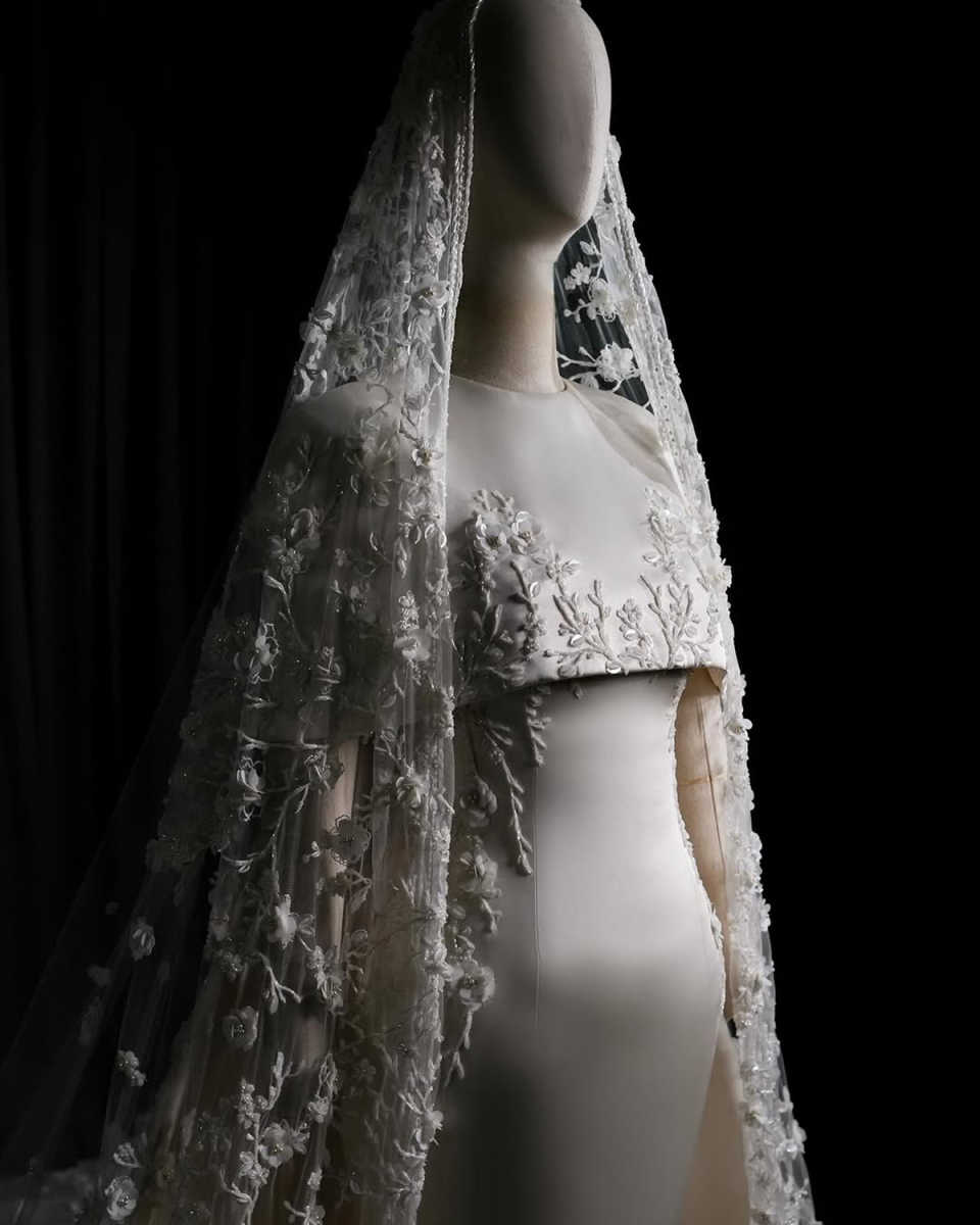 Graceful 3 Meters White Ivory Wedding Veils with Appliques Pearls Sequins Long Lace Edge Bridal Head Veil with Comb For Marriage Bride Women's Ac