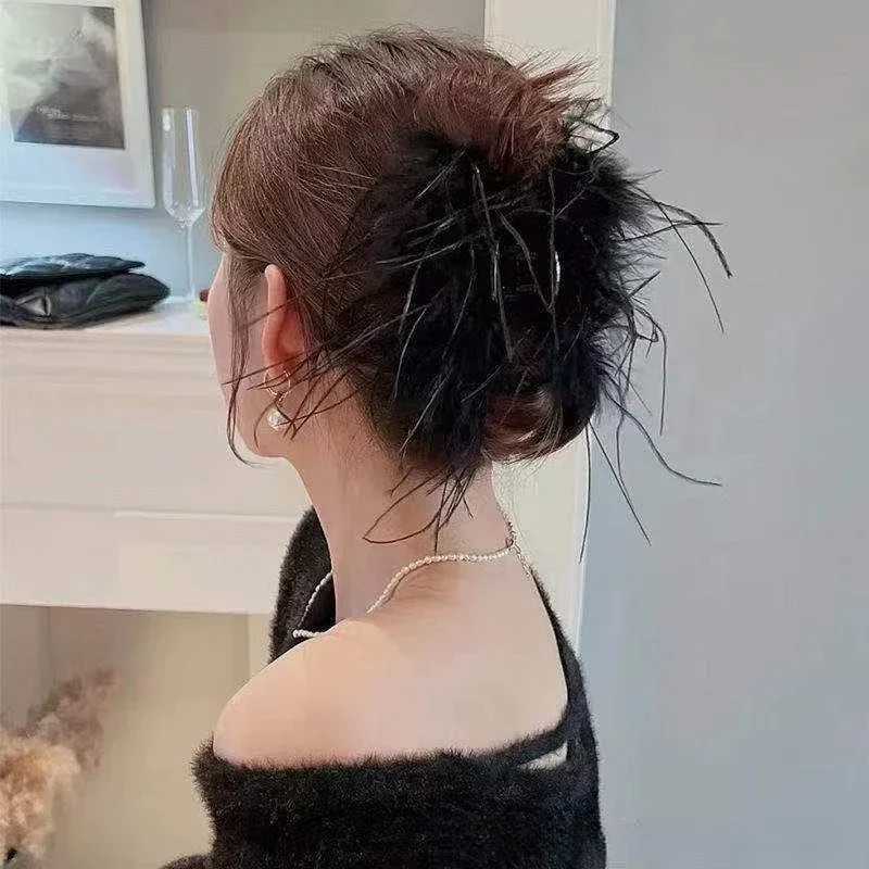 Women Beautiful Ostrich Feather Hair Claw Clips Black White Feather Solid Color Winter Decorative for Girls Hair Accessories Z250707