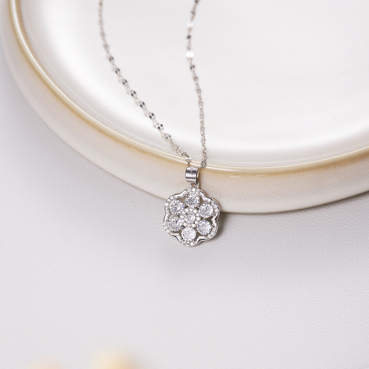 Light luxury high-level sense of flash diamond hundred with six-petal flower necklace women's collarbone chain wholesale customized TM0034