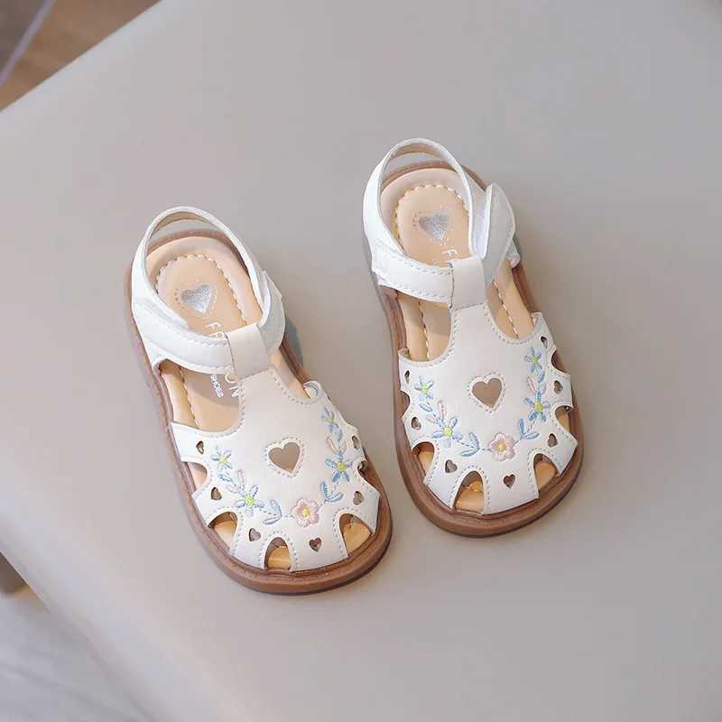 2024 Kid Shoe Girl Soft Soles Casual Shoe Fashionable Princess Shoes New Flower Embroidery Beach Shoes Love-Shape Girl Sandals R250707