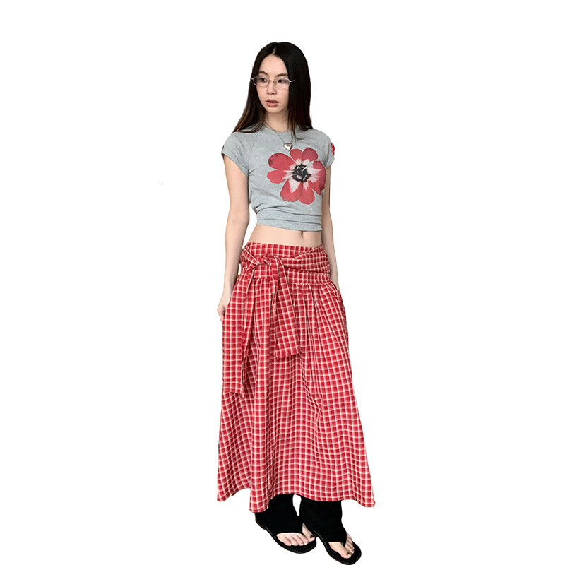 2025 Summer new women's T-shirt new spicy girl color blocked flower graffiti print slim fit back hollow bow short sleeved T-shirt new designer T-