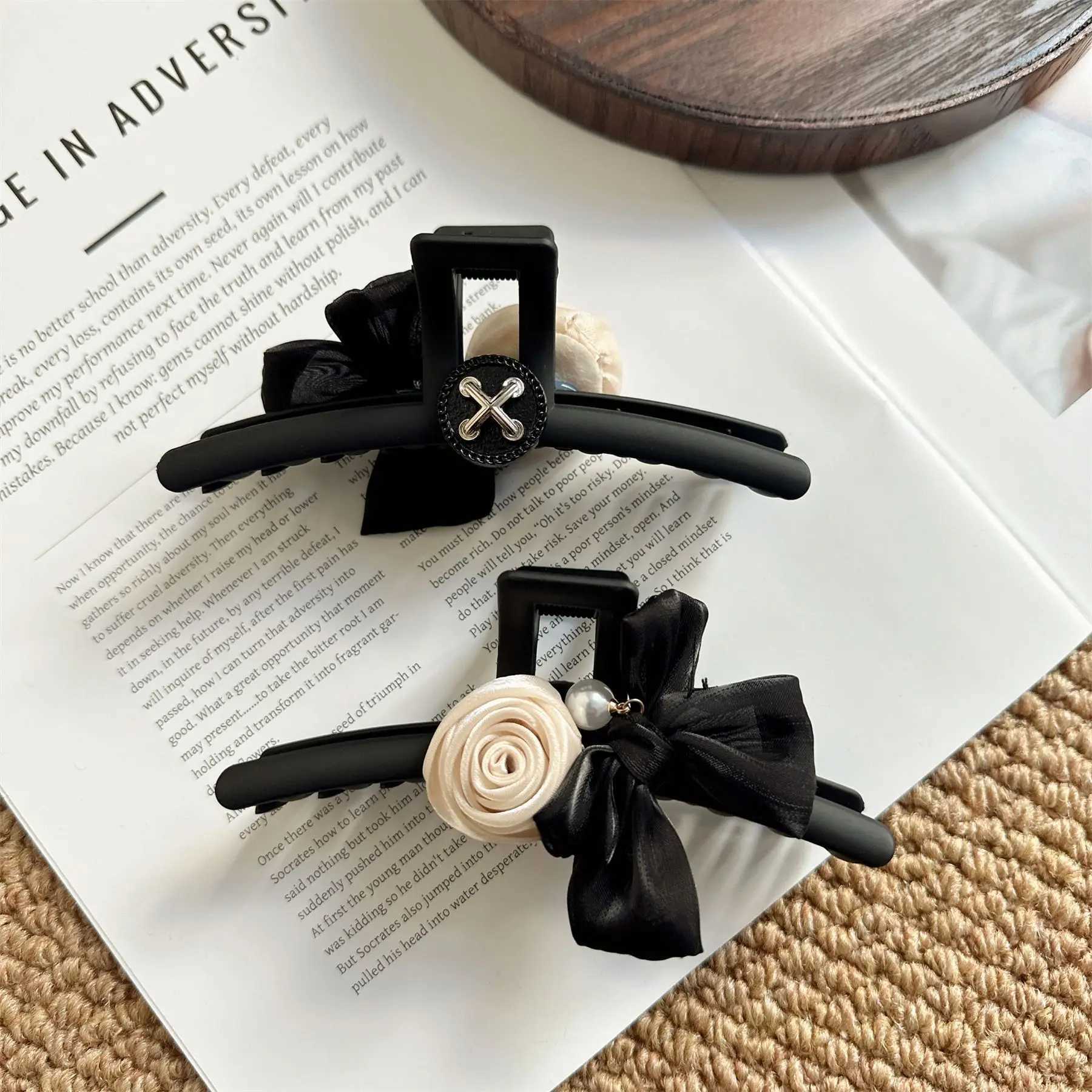 1pc elegant camellia bow imitation pearl hair clip high-end temperament chic style hair grip Korean style fabric hair claw Z250707