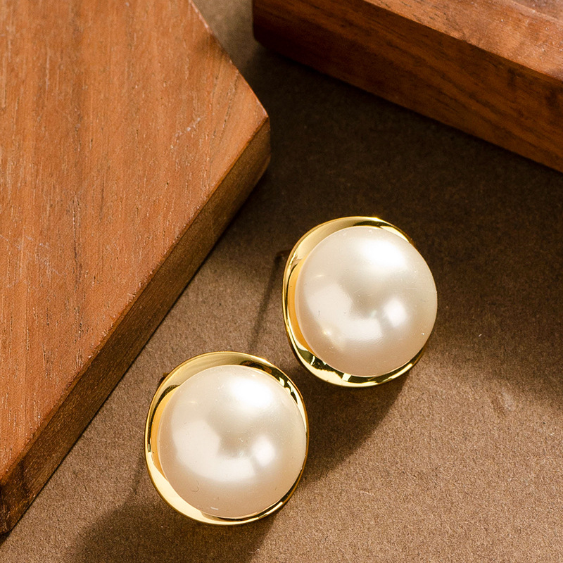 S Sier Needle Fashion Exquisite Small Half Round Pearl Stud Earrings for Women Elegant Fashionable Socialite Style Ear Jewelry