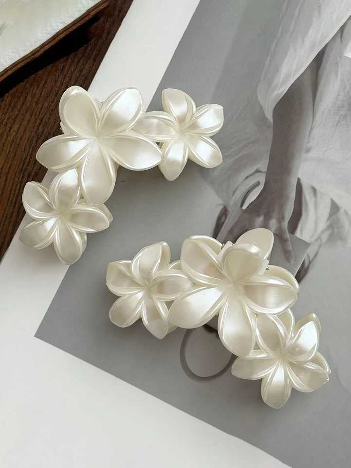 2Pcs Light Sensing Pearl White Double Sided Flower Gripper Womens Minimalist Back of Head Plate Hair Clip Hair Accessories Y250707