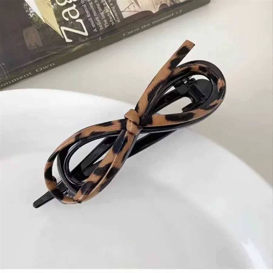 Product temperament leather bow twisted clip for womens back of head high-end feeling one-line clip for 2025 hair accessories Z250707