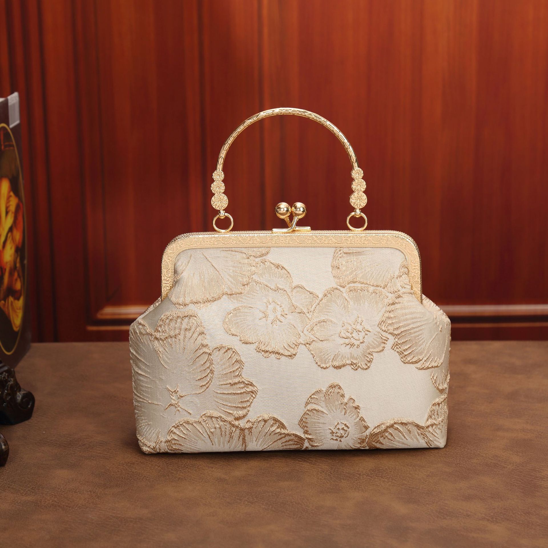 Free Shipping Designer's New Chinese Cheongsam Bag, Elegant And Generous Evening Gown Handbag, Formal Handheld Kiss Lock Bag, Pearl Bag With Ten 
