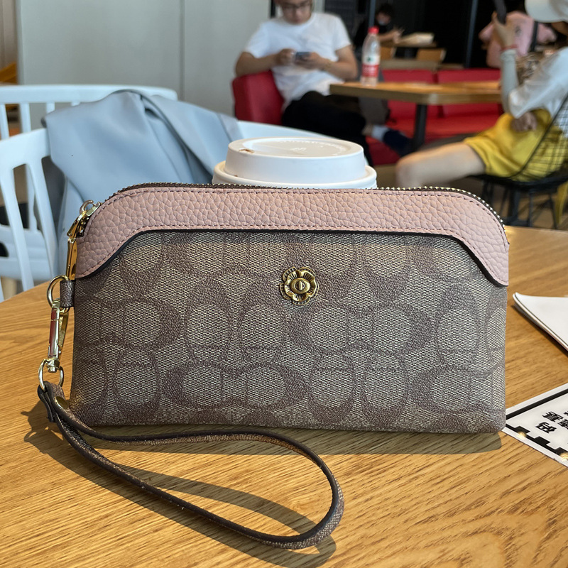 Designer 2025 New Handbag Small Clutch Fashion Shoulder Crossbody Trendy Wallet Long Phone Mom Style Light Luxury Women Bag
