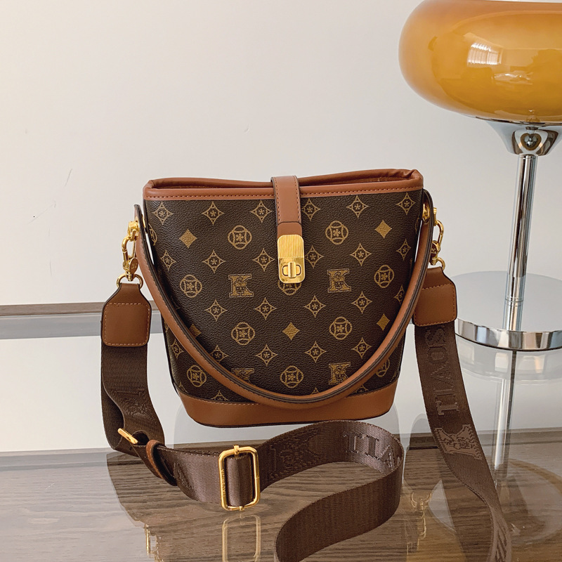 Designer 2025 New Printed Bucket Handbag Large Capacity Crossbody Shoulder for Women Light Luxury Women's Bag