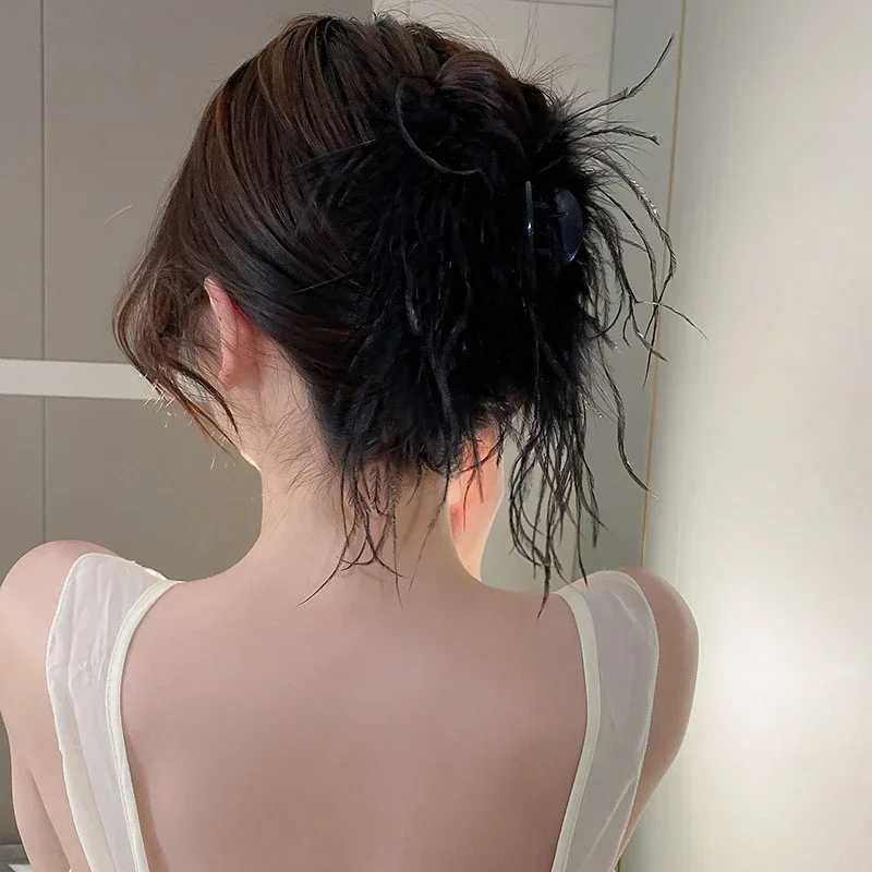 Women Beautiful Ostrich Feather Hair Claw Clips Black White Feather Solid Color Winter Decorative for Girls Hair Accessories Z250707