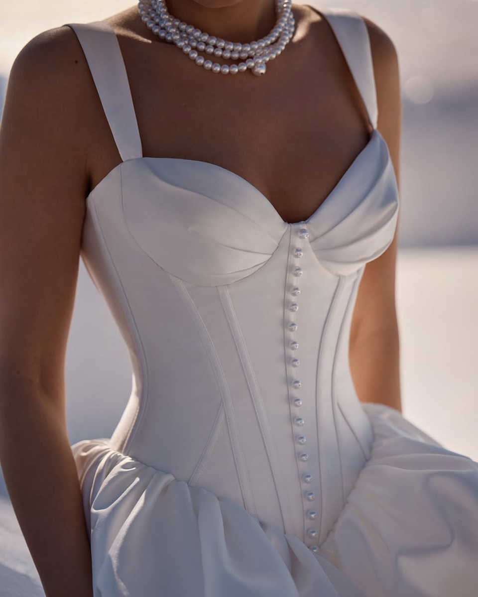 Elegant A Line Women Wedding Dress Sleeveless Sweetheart Neck Lace Up Bridal Gowns Pearls Beaded Sweep Train Dress Custom Made vestidos de novia