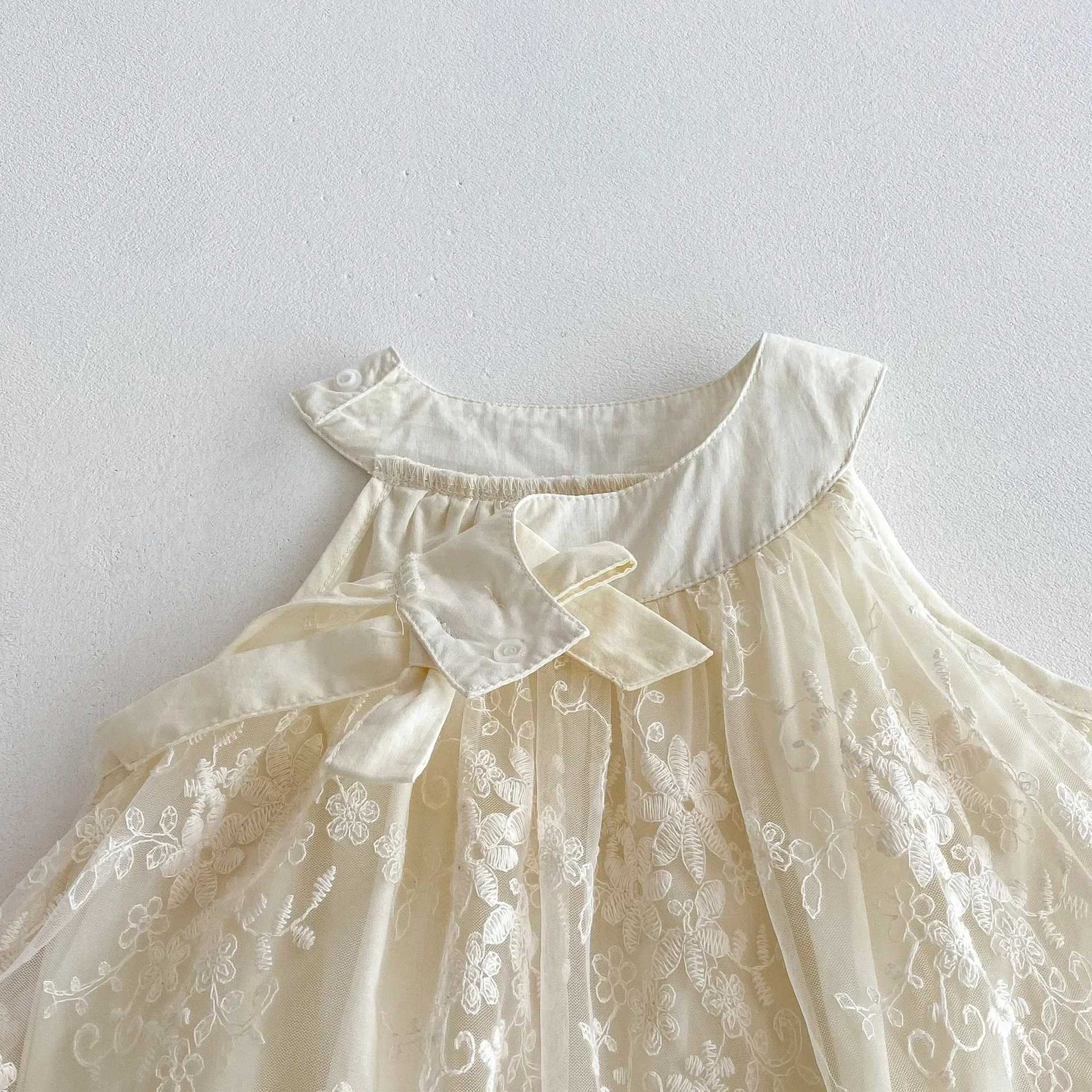 0-24M Infant Baby Girl Ivory Lace Embroidered Romper for Newborns Satin Bow Peter Pan Collar Sleeveless Onesie Baby Bodysuits R250707
