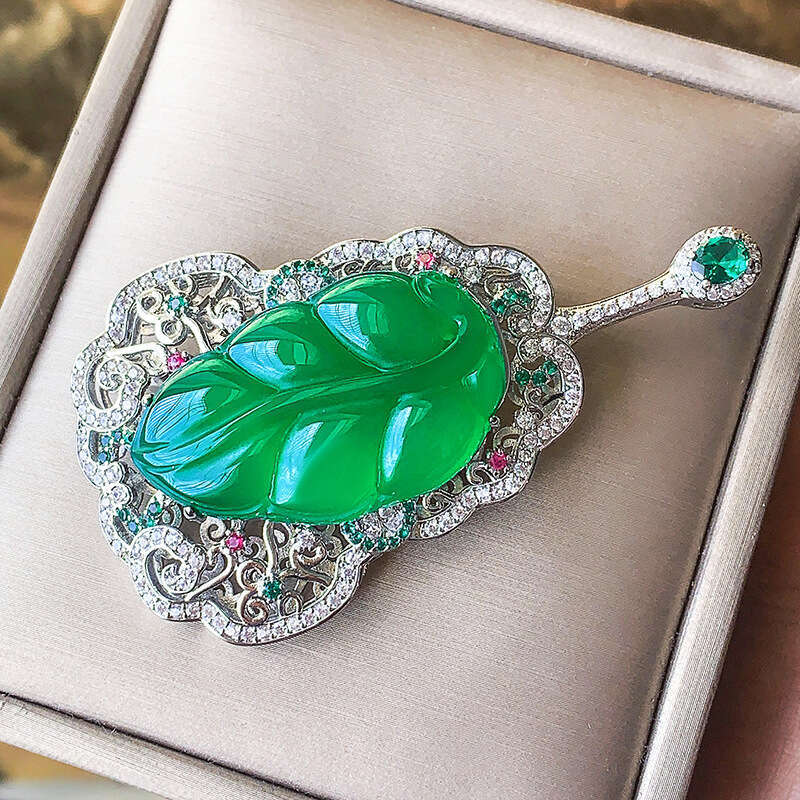 Autumn Winter New Chinese Style Imperial Green Pipa Brooch For Women High-End Women's Anti-Exposure Pin Coat Accessory 515