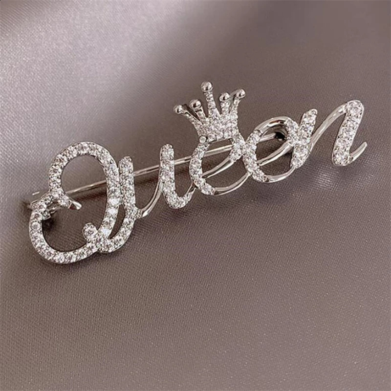 Trendy Queen Letter Inlaid Brooches for Women Simple Elegant Charm Casual Alloy Brooch Pins Dress Wedding Gifts 250625