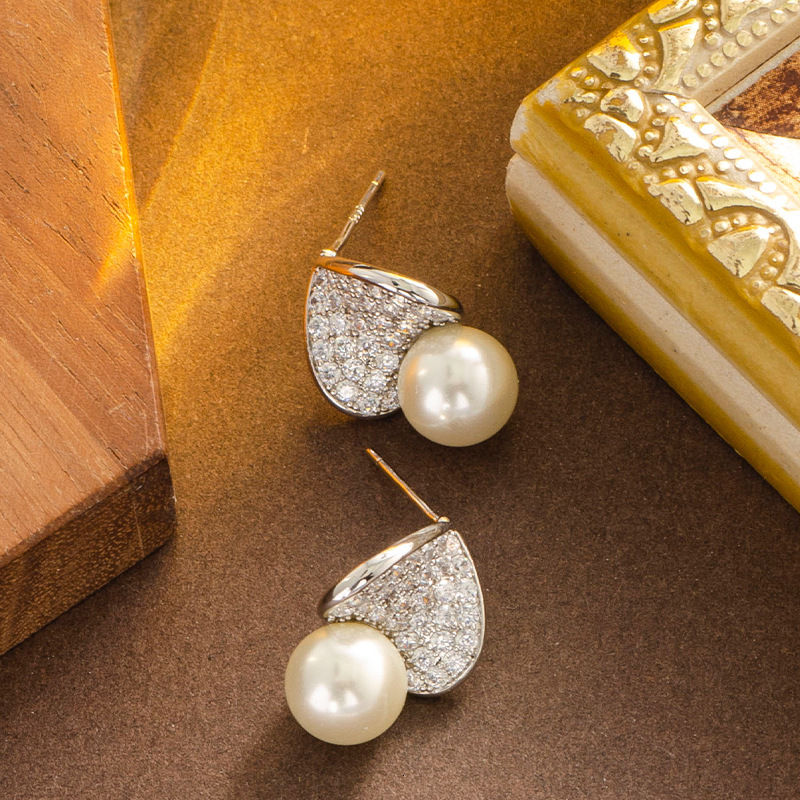 Korean Version Exquisite Fashion Style Inlaid Zircon Imitation Pearl Earrings for Women High-end Light Niche Sier Needle Ear Jewelry
