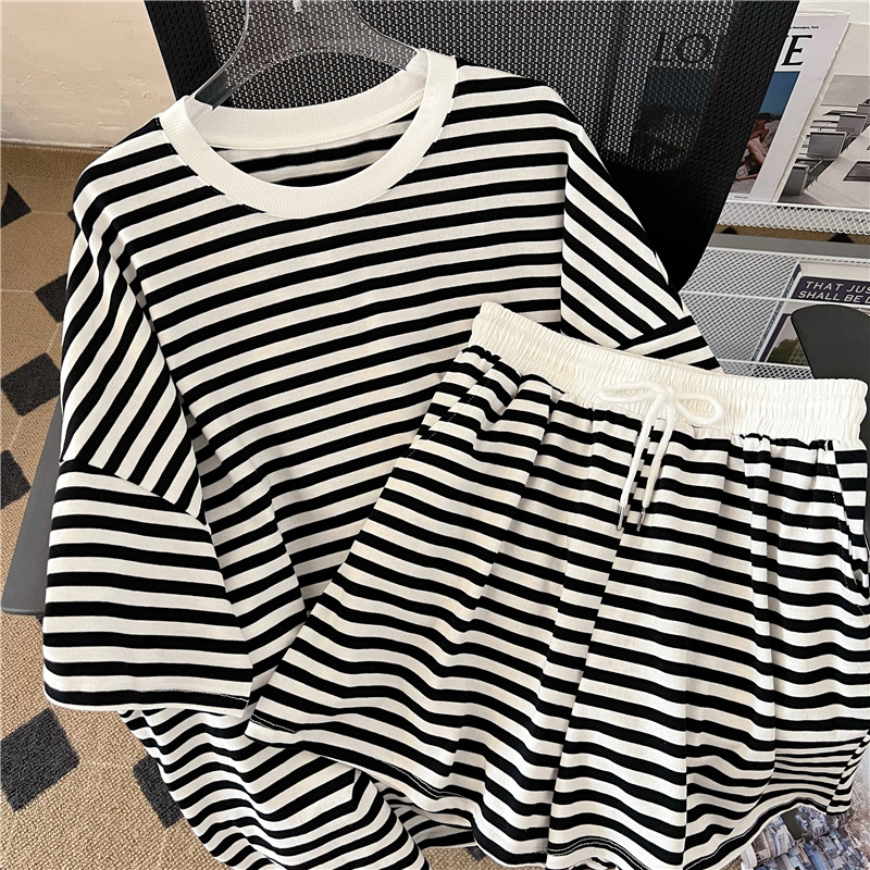 Two-piece suit striped casual sportswear suit female summer short-sleeved shorts loose students show thin, loose and simple short-sleeved shorts cotto