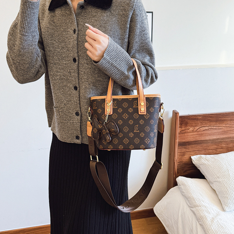 2025 new women's bag high-end bucket bag fashionable women's versatile vegetable basket printed shoulder messenger bag