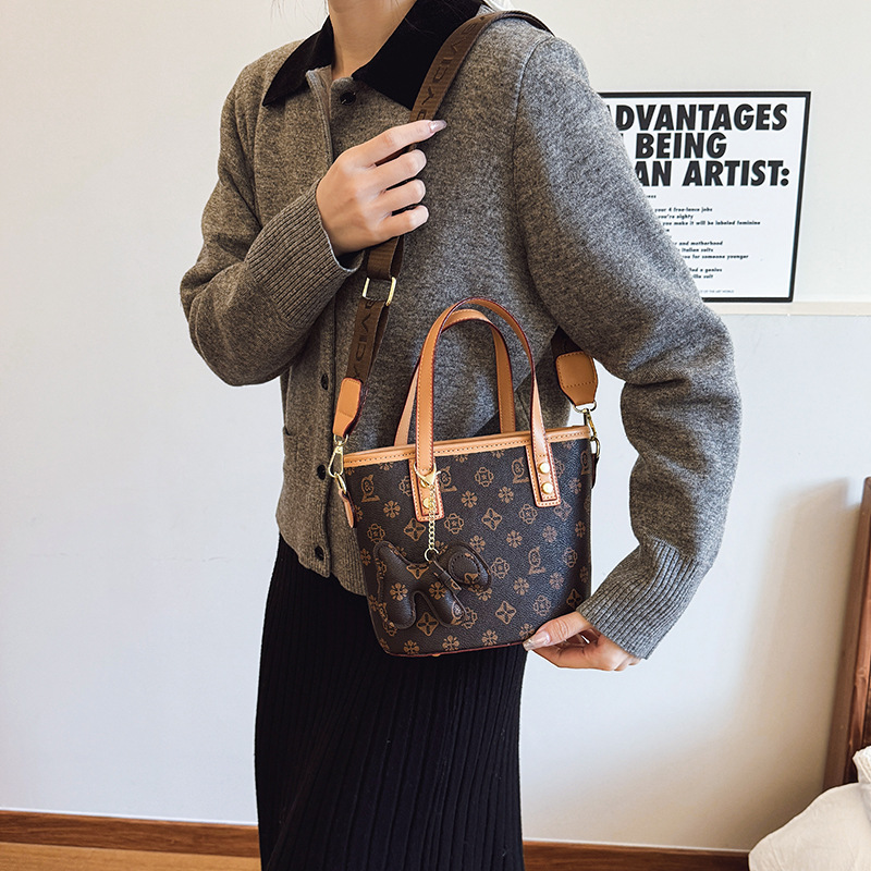 2025 new women's bag high-end bucket bag fashionable women's versatile vegetable basket printed shoulder messenger bag