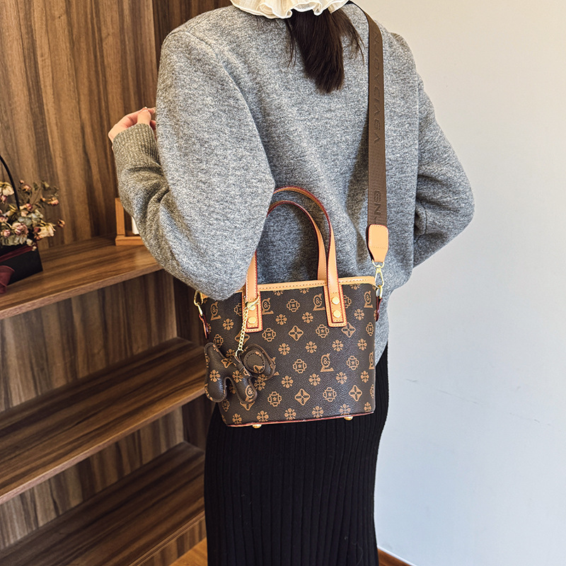 2025 new women's bag high-end bucket bag fashionable women's versatile vegetable basket printed shoulder messenger bag