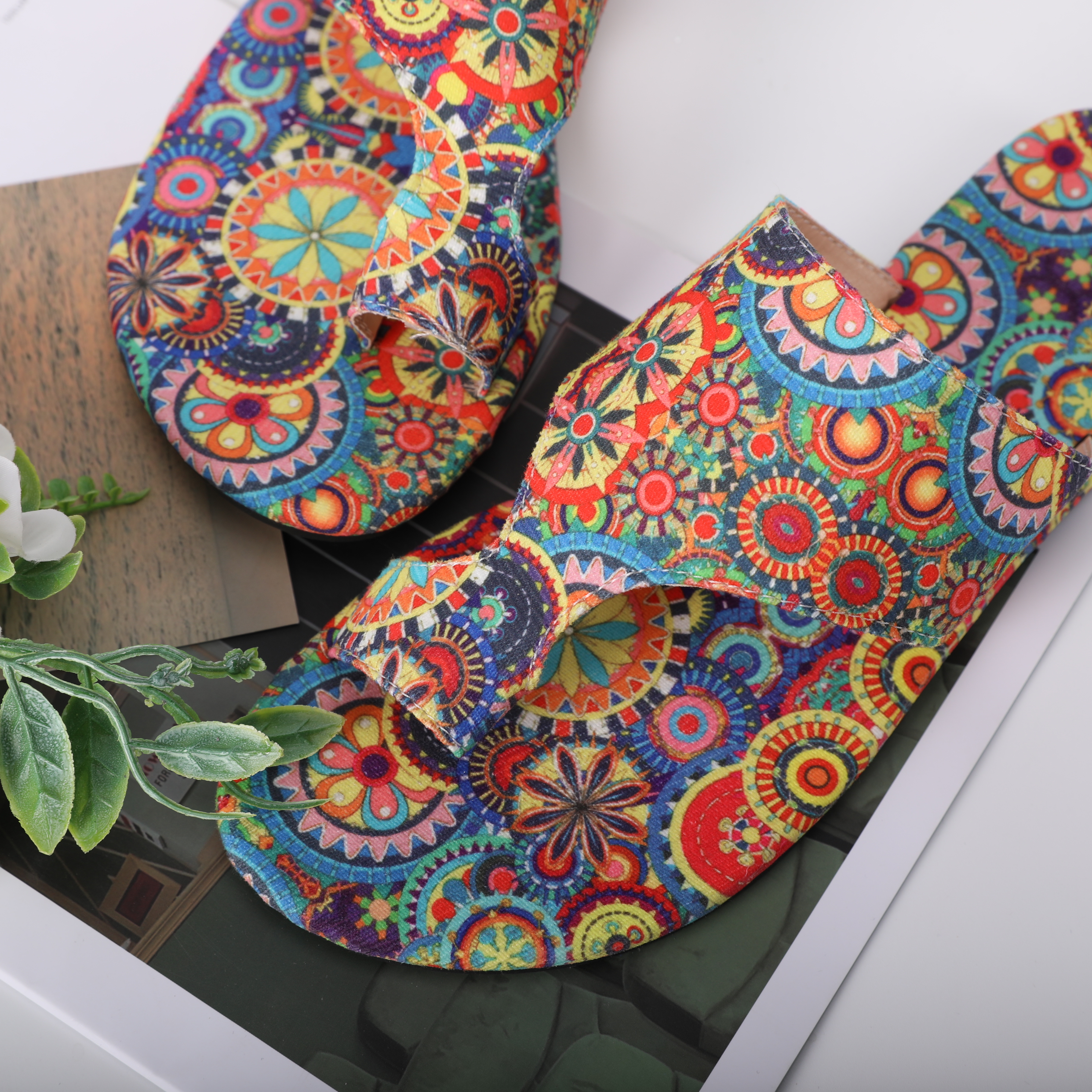 D05- Women's Bohemian floral pattern slippers and sandals, casual ring toe flat sandals, lightweight slippers and beach shoes