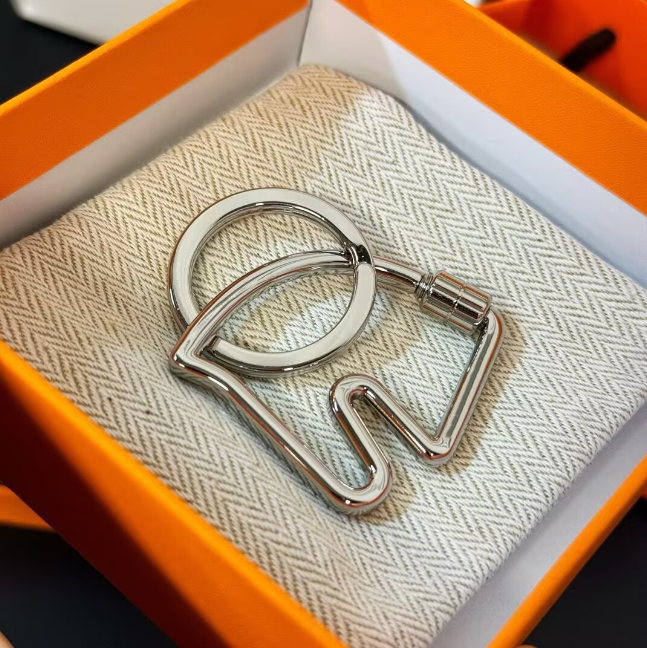 High quality Geometric Horsehead metal hook Keychains Unisex Keychain Pendant Elegant Designer Keychains bags charm Chic Car key ring for Man Woman