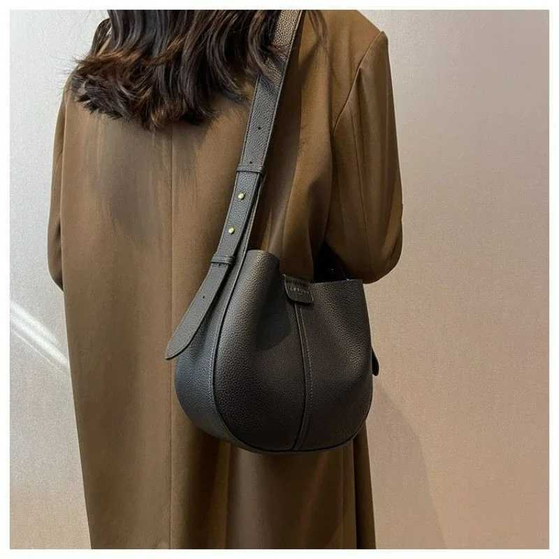 Leather Bag 2025 New Single Shoulder Crossbody Bag Senior Explosive Women Bucket Simple Magnetic Buckle Bag Women