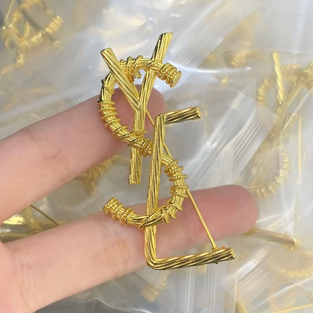 4styld Copper Letter Brooches Brass Pins Women Men 18K Gold Plated Never Fading Classic Jewelry Round Brooch Pin Marry Christmas Valentines Day Gifts Accessories