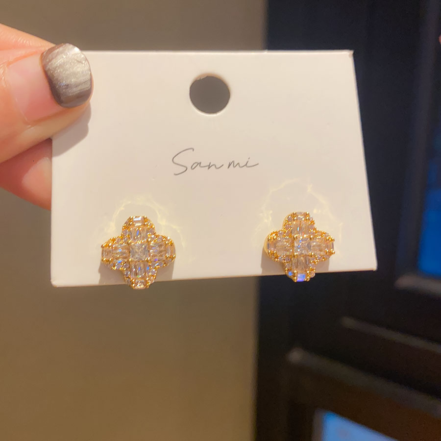 18K Real Gold Plated Silver Needle Zircon Four-Petal Flower Earrings Fashion High-End Earrings Light y Versatile Ear Jewelry 250710