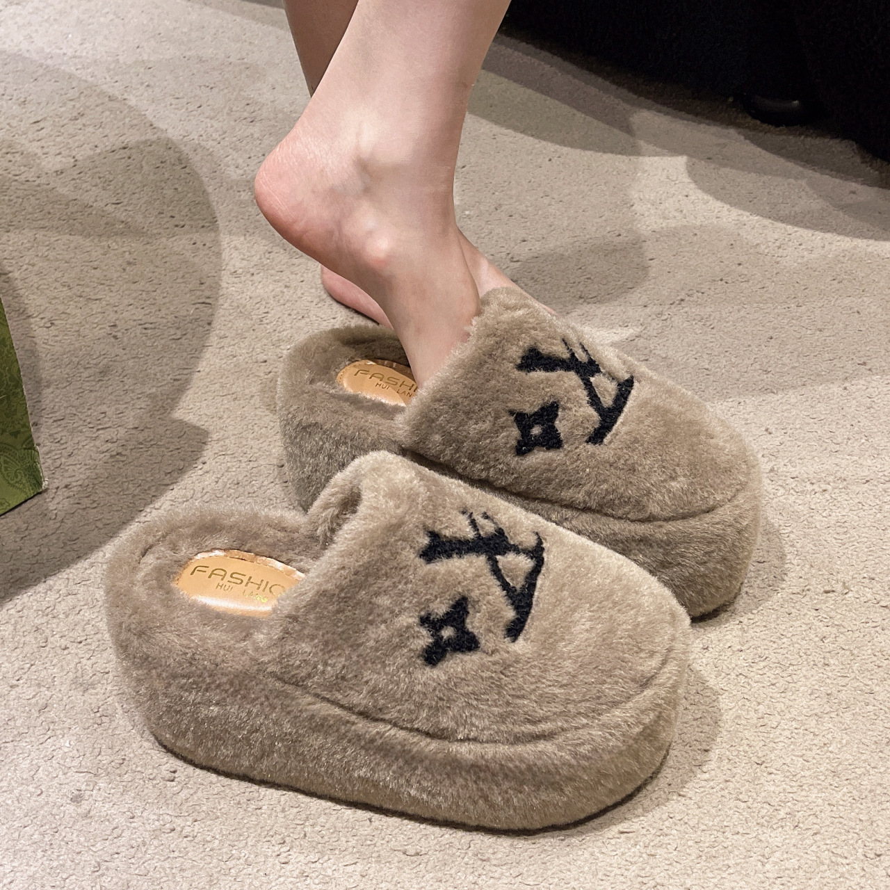 hot free shipping designer Sandals for woman winter warm outdoor indoor vintage breathable and fashionable sliders black white