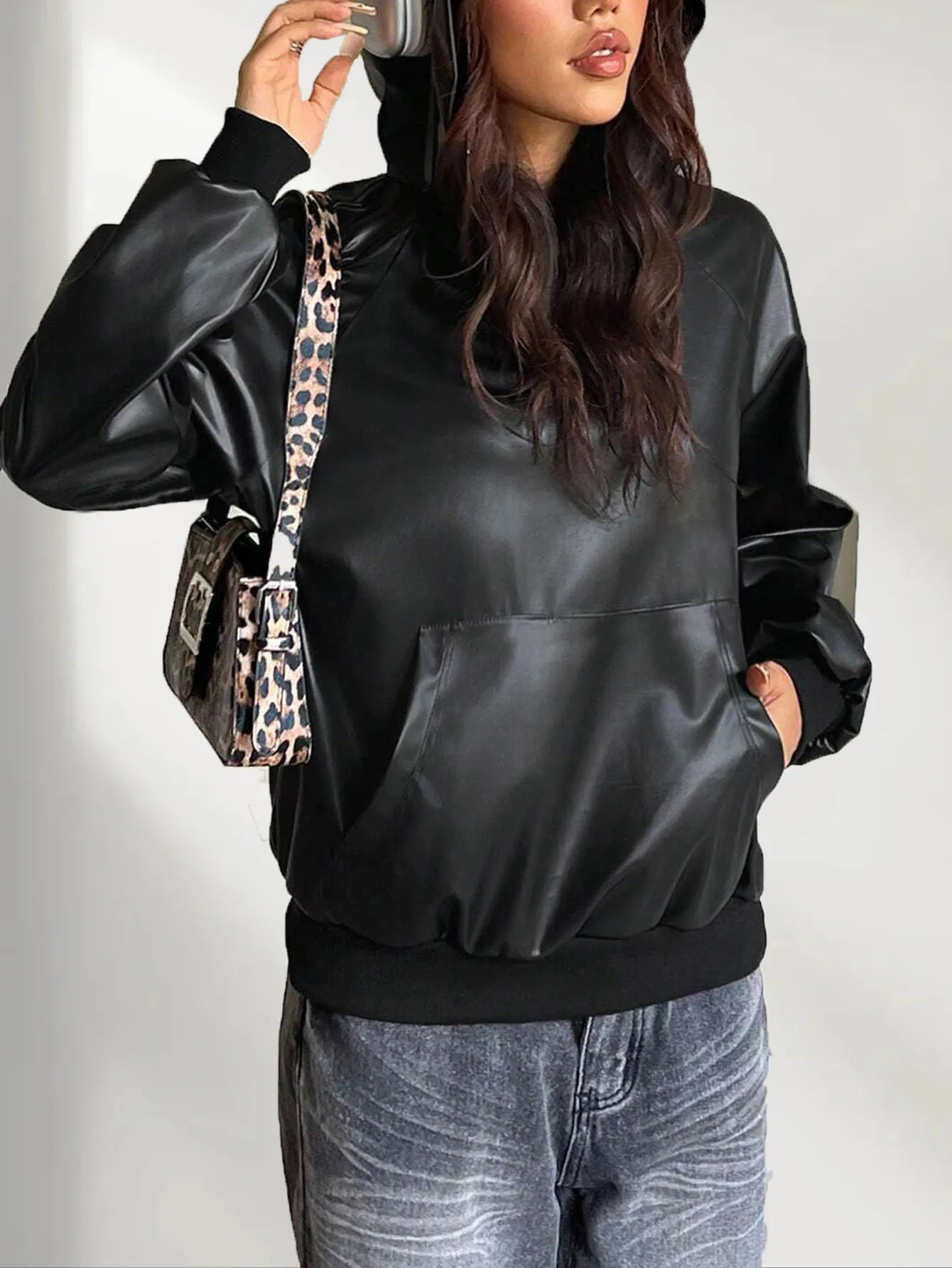 Solid color womens PU leather hooded sweatshirt warm long-sleeved sweatshirt for autumn and winter can be worn as a base or a 250709