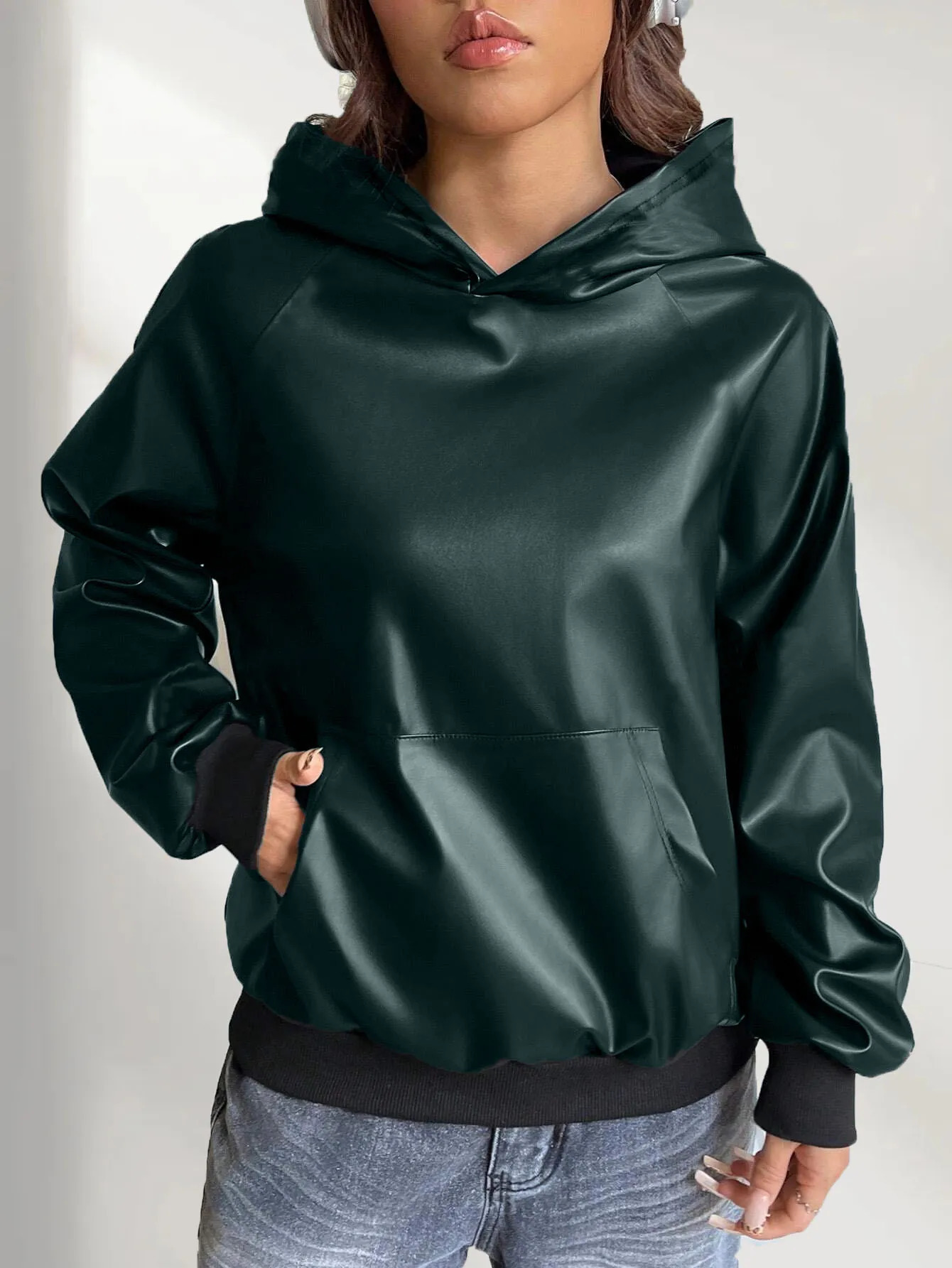 Solid color womens PU leather hooded sweatshirt warm long-sleeved sweatshirt for autumn and winter can be worn as a base or a 250709