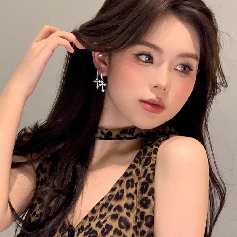 Korean Style Sparkling Exquisite Zircon Cross Earrings Light Luxury Niche High-end Micro-inlaid Ear Clips Earrings Internet Celebrity Ear Jewelry 2507