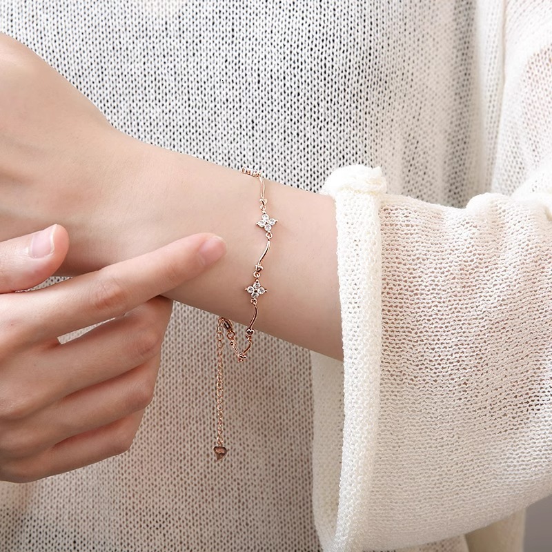 Delicate and Exquisite Heart Wave Bracelet Four-Leaf Flower Heart Inlaid Diamond Fashionable Versatile Niche n Accessory Trend 250710