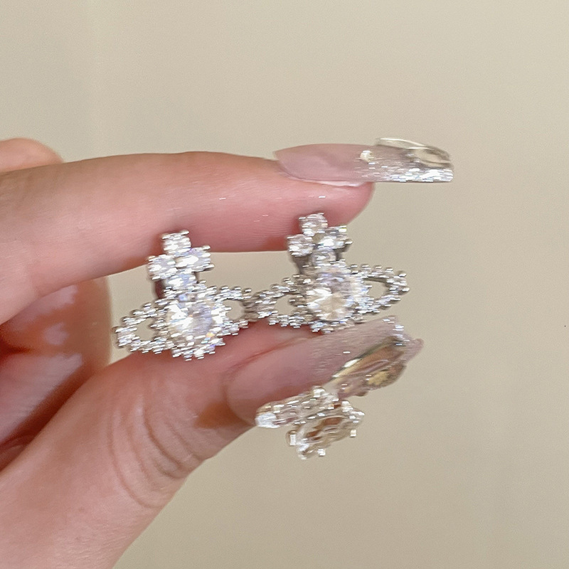 Light Elegant Earrings for Women High-end Stud Earrings Exquisite High-grade Unique Niche Ear Jewelry 250710