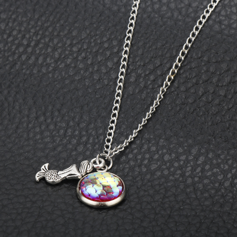 Fashion Mermaid Pendant Necklaces with Silver Link Chain for Women Lady Girls Vintage Fish Scale Resin Choker Jewelry Gifts with Retail OPP Packaging 