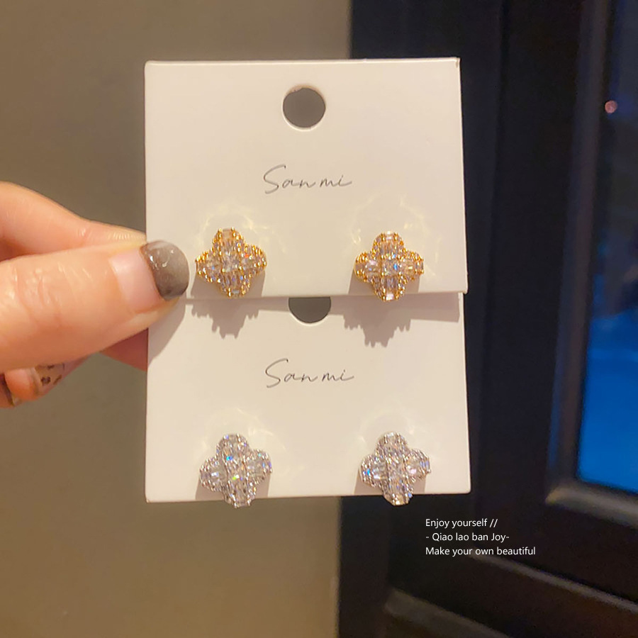 18K Real Gold Plated Silver Needle Zircon Four-Petal Flower Earrings Fashion High-End Earrings Light y Versatile Ear Jewelry 250710