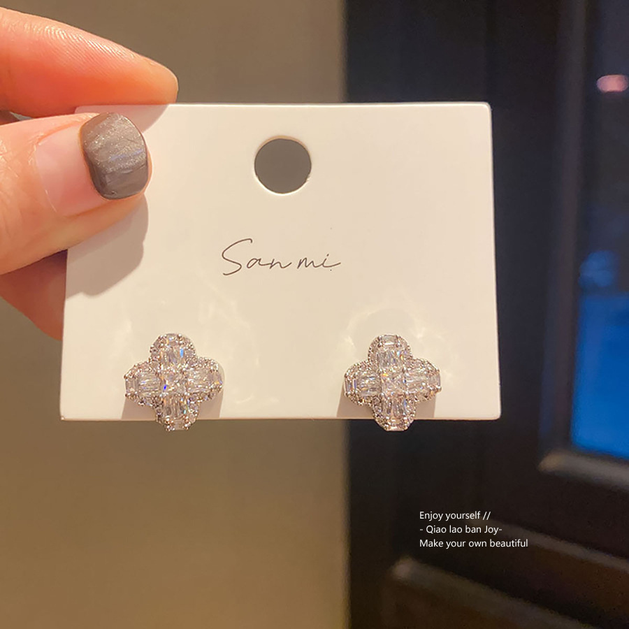 18K Real Gold Plated Silver Needle Zircon Four-Petal Flower Earrings Fashion High-End Earrings Light y Versatile Ear Jewelry 250710