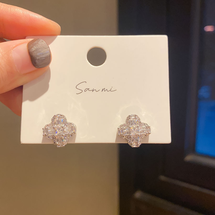 18K Real Gold Plated Silver Needle Zircon Four-Petal Flower Earrings Fashion High-End Earrings Light y Versatile Ear Jewelry 250710