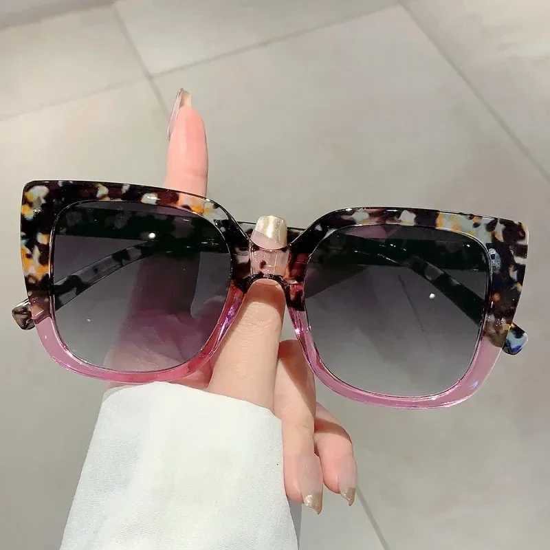 2025 New Fashion Square Sunes Wen Men Ins Popar Oversi Gradient Sun es for Ladies Party Beach Eyees UV400 W250709