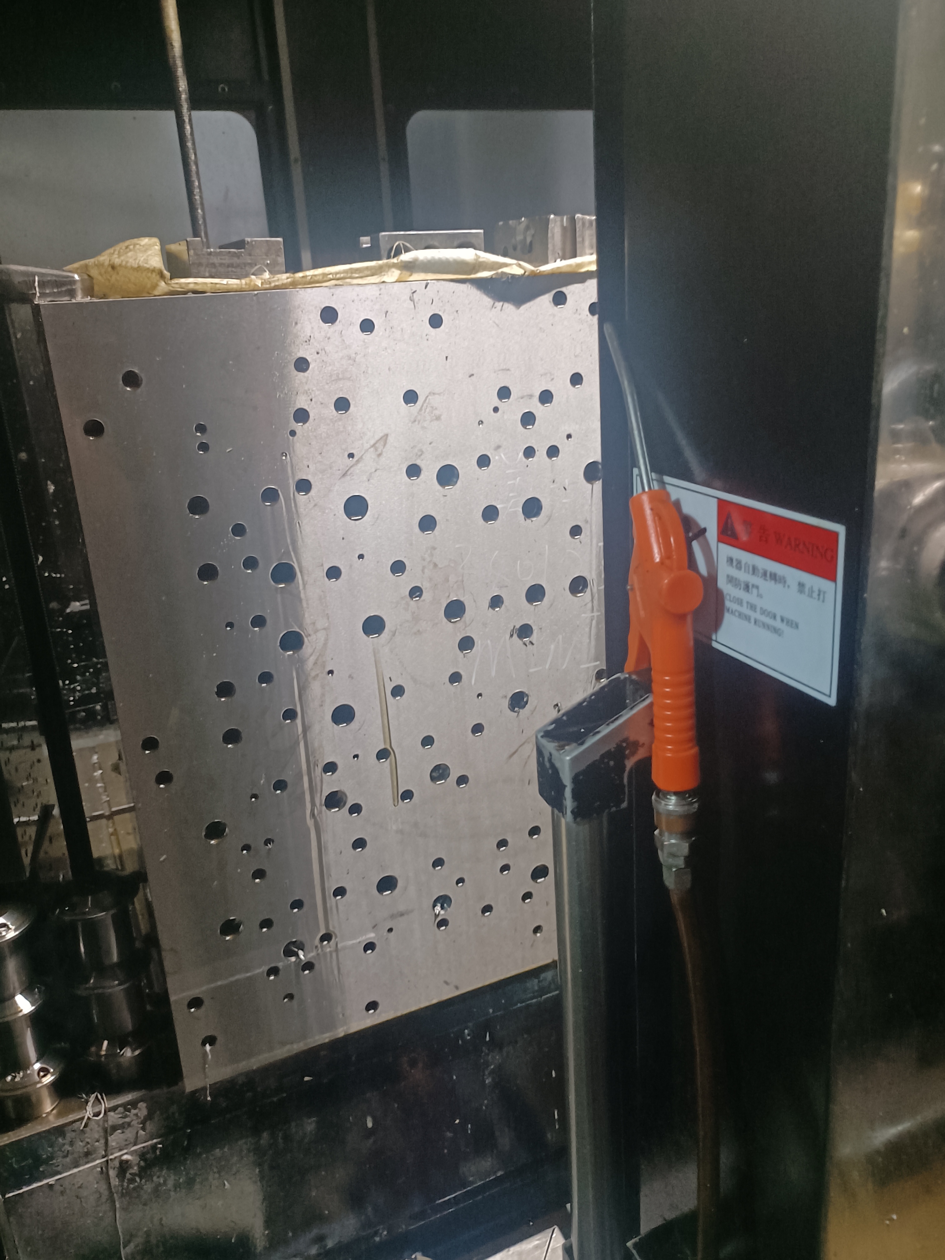 Drilling Machine with Adjustable Heat Plate for Precision Cooling