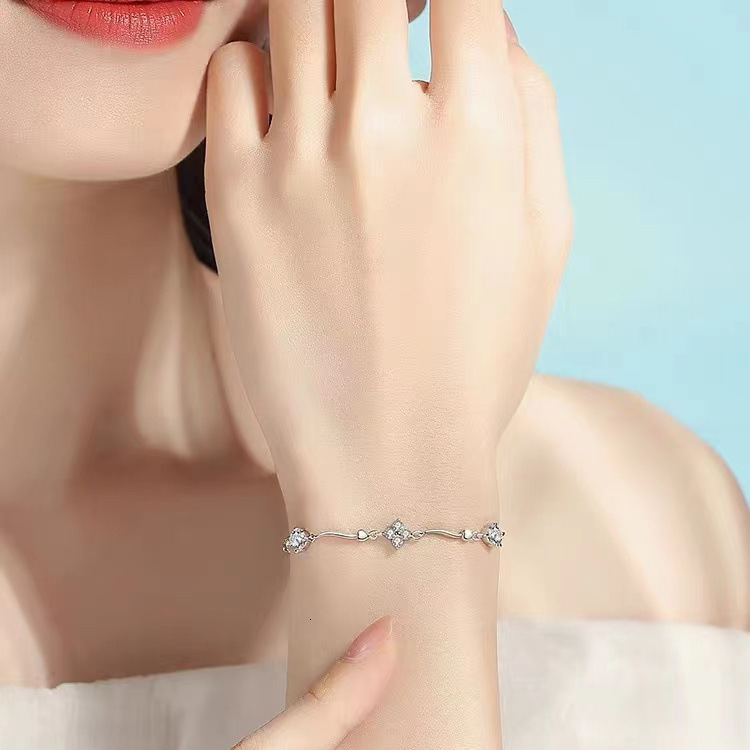 Delicate and Exquisite Heart Wave Bracelet Four-Leaf Flower Heart Inlaid Diamond Fashionable Versatile Niche n Accessory Trend 250710