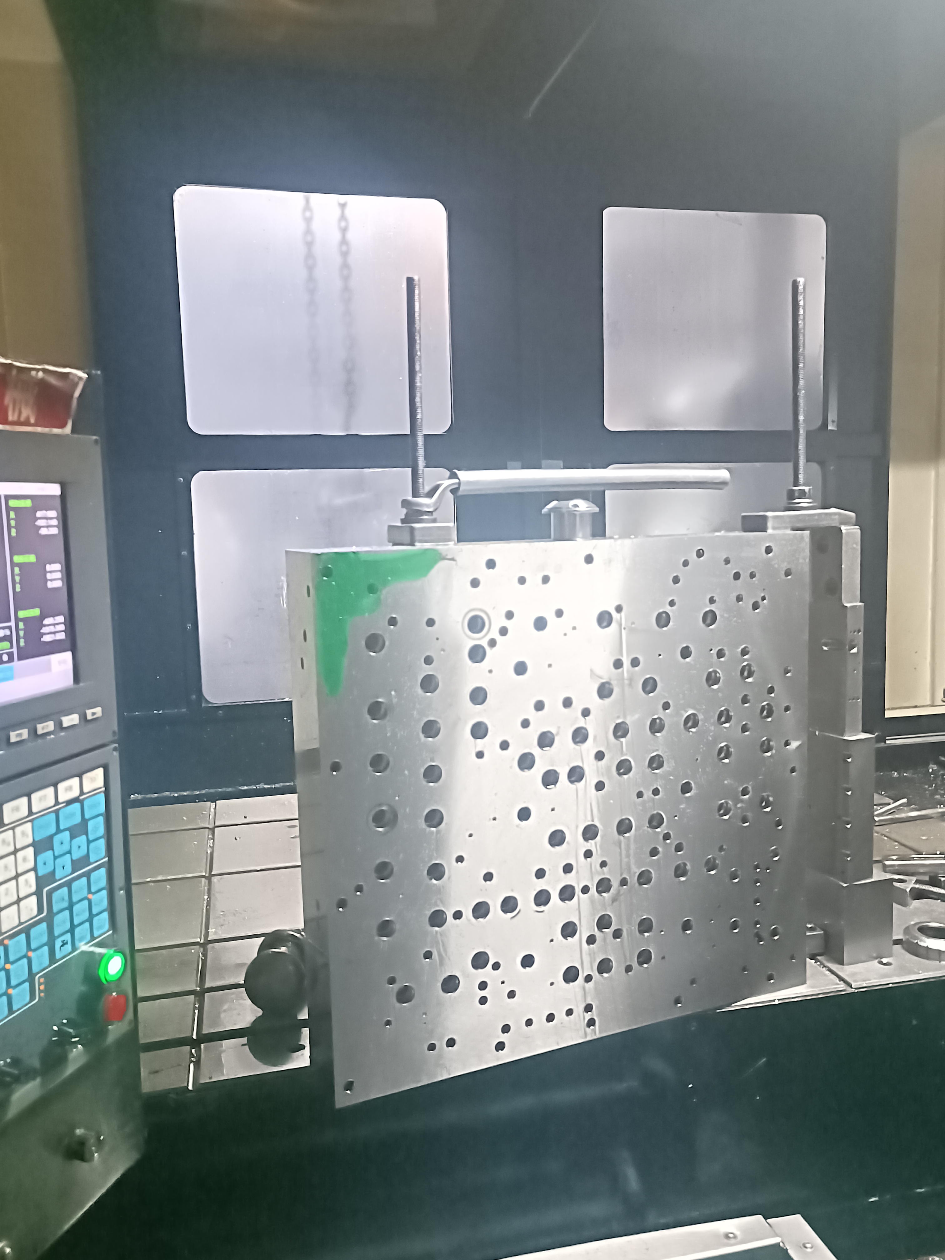 Drilling Machine with Adjustable Heat Plate for Precision Cooling