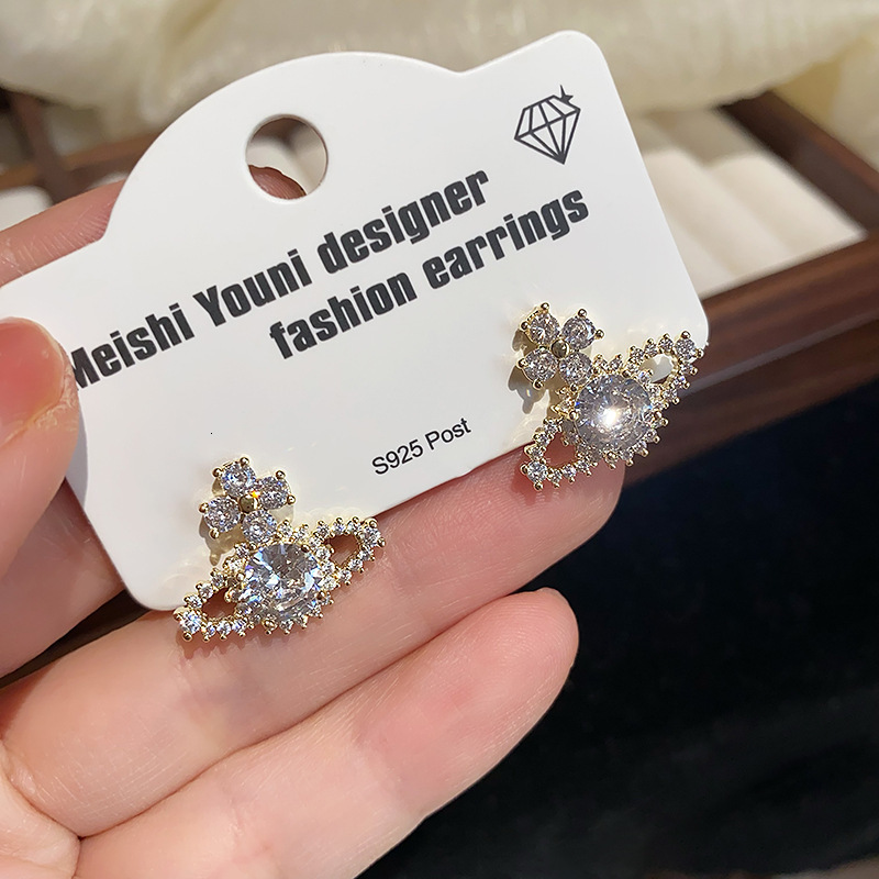 Light Elegant Earrings for Women High-end Stud Earrings Exquisite High-grade Unique Niche Ear Jewelry 250710