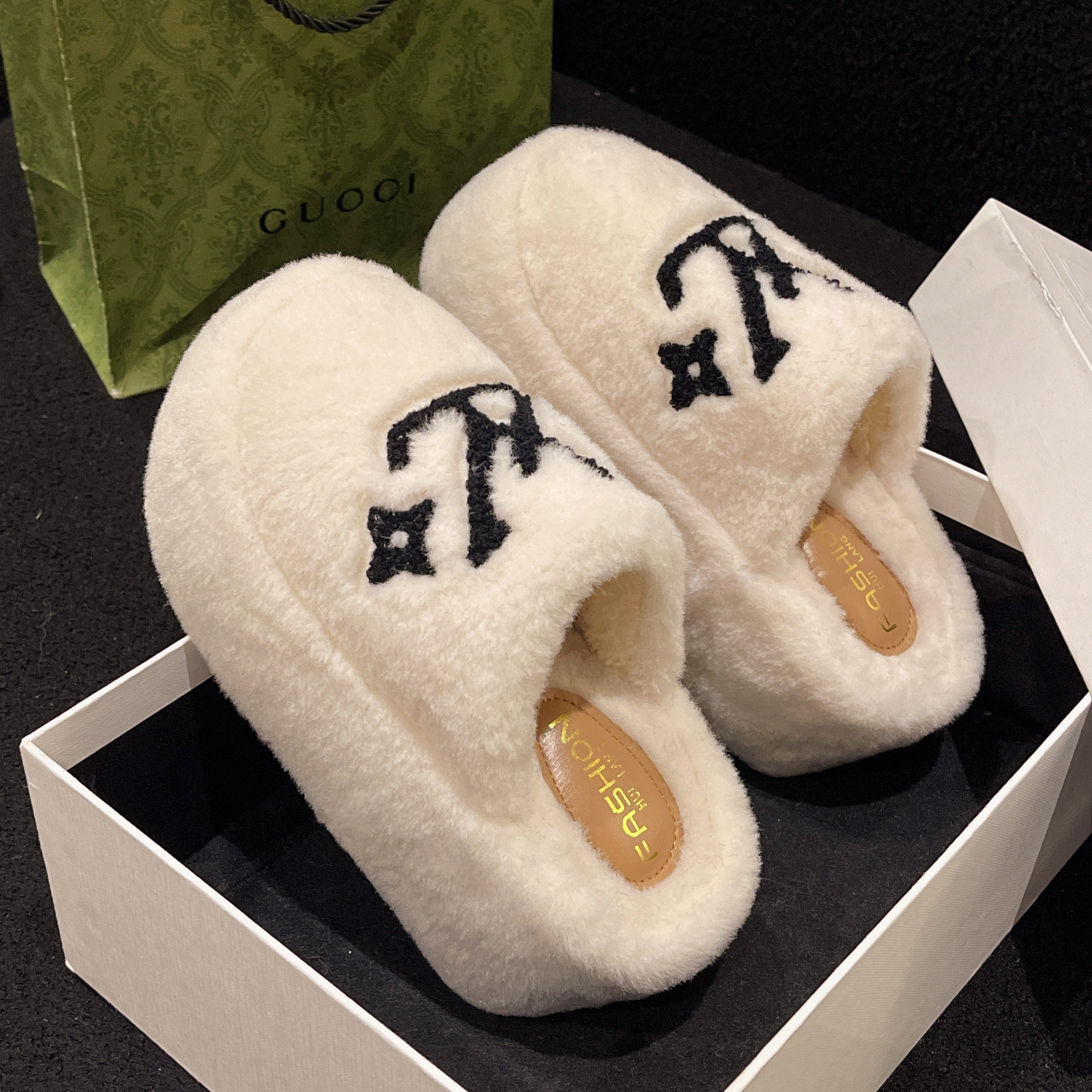 hot free shipping designer Sandals for woman winter warm outdoor indoor vintage breathable and fashionable sliders black white