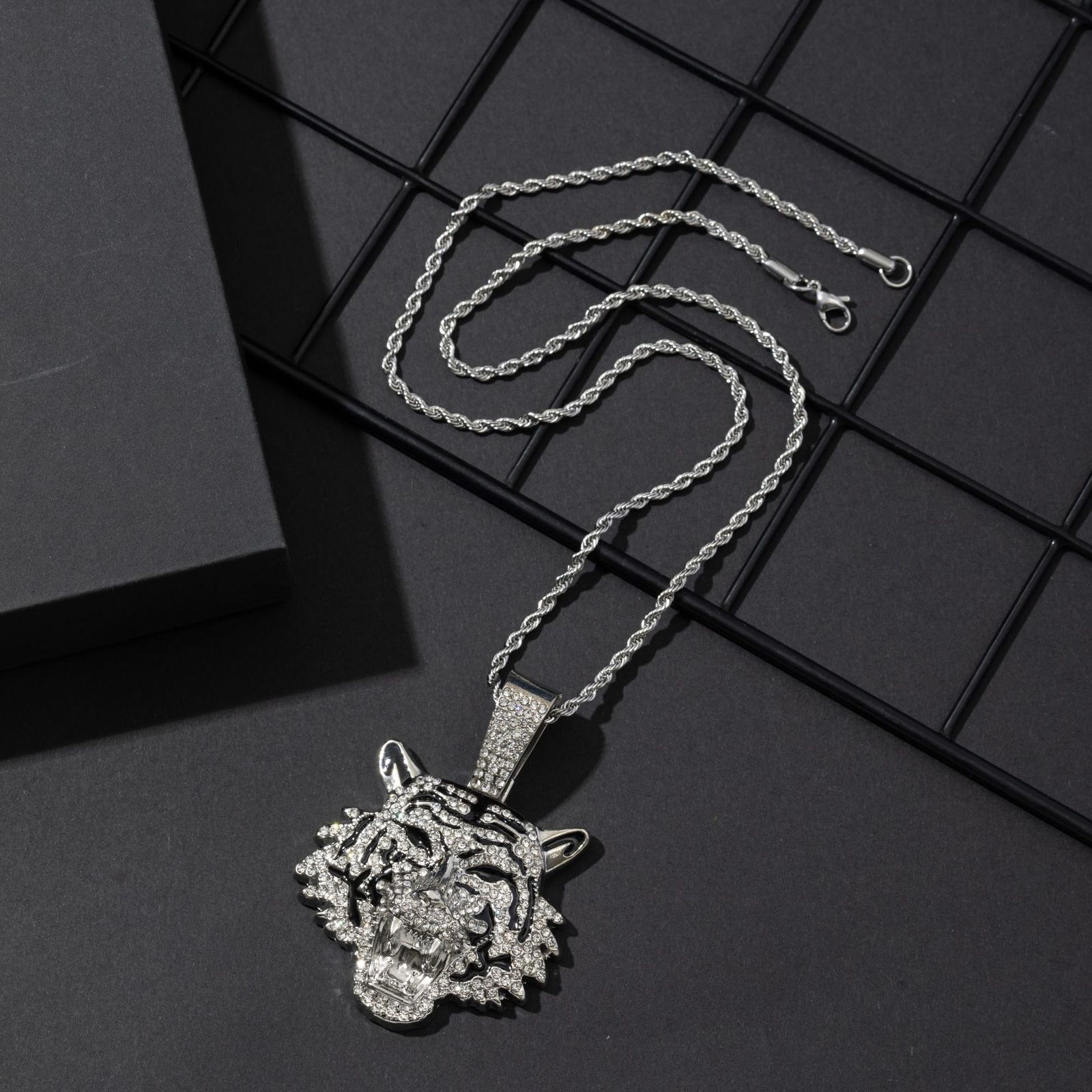 Unique Zinc Alloy Dominant Tiger Pendant Cuban Chain Hip Hop Cool Punk Niche Inlaid Necklace 250710
