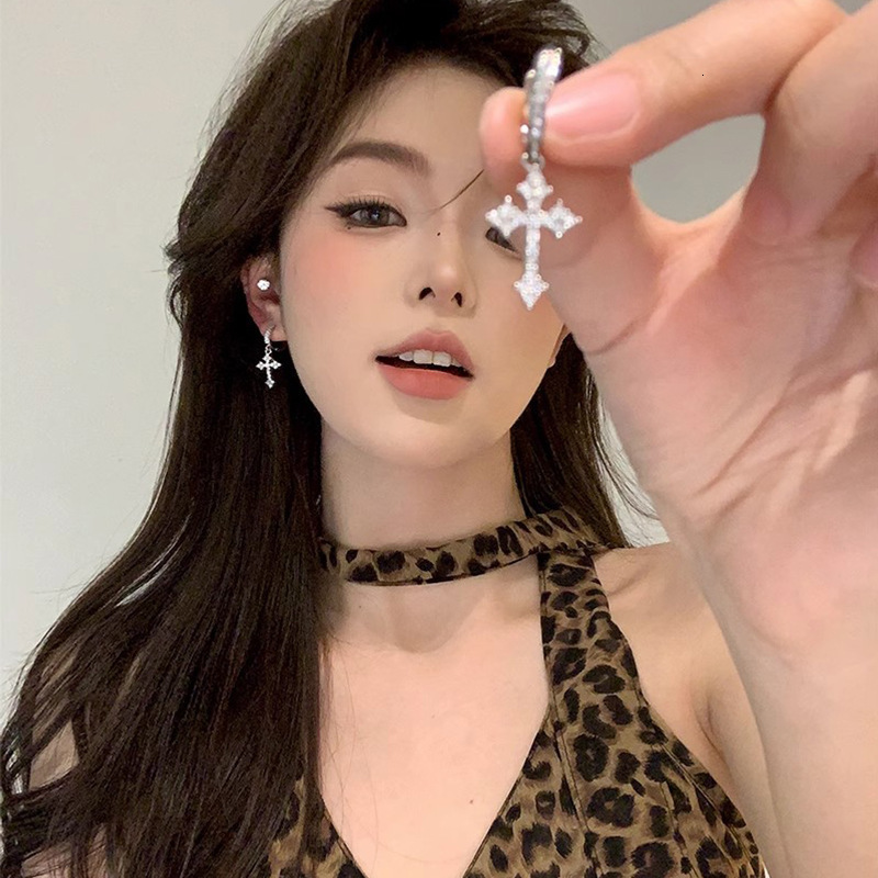 Korean Style Sparkling Exquisite Zircon Cross Earrings Light Luxury Niche High-end Micro-inlaid Ear Clips Earrings Internet Celebrity Ear Jewelry 2507