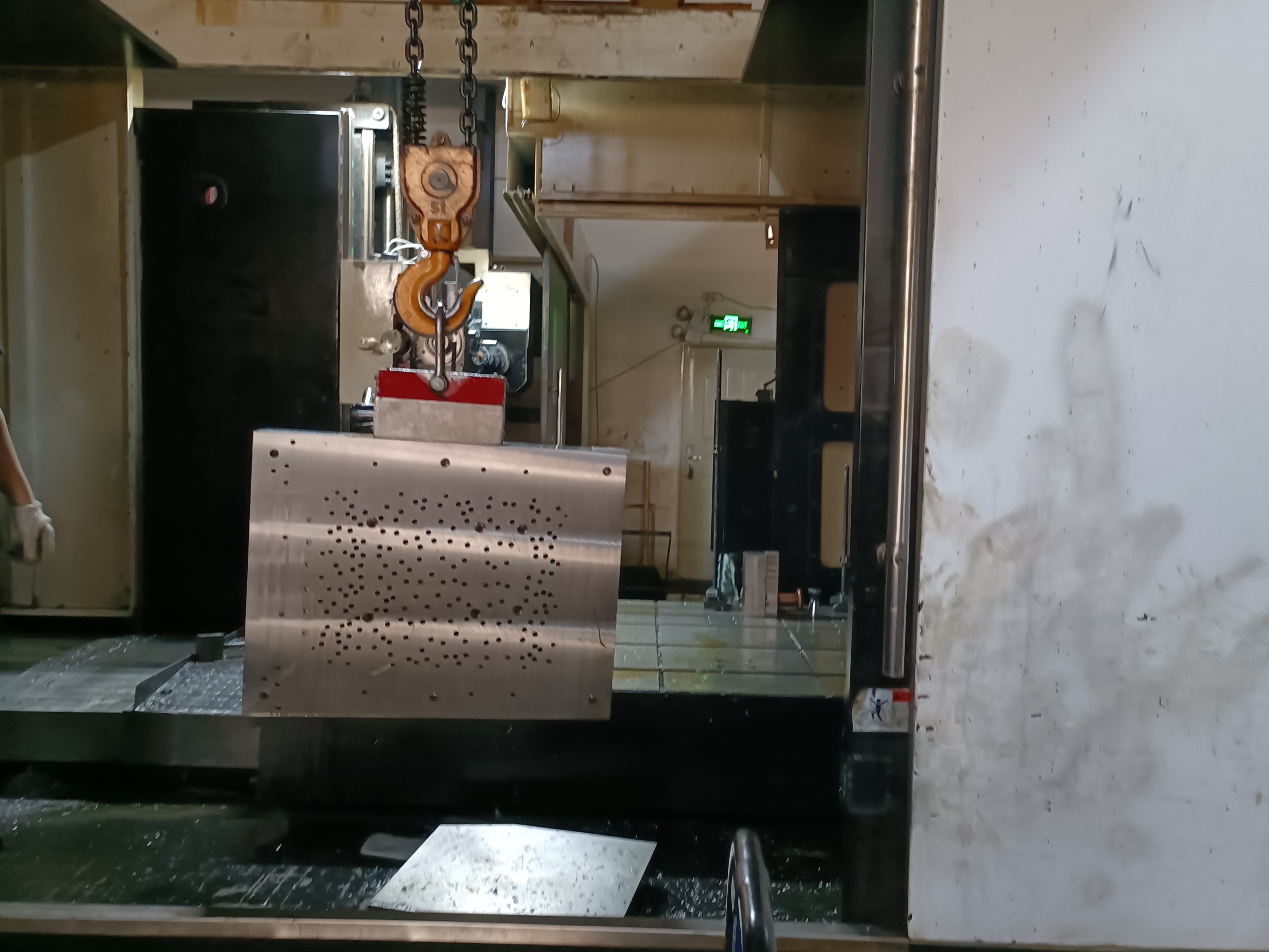 Drilling Machine with Adjustable Heat Plate for Precision Cooling