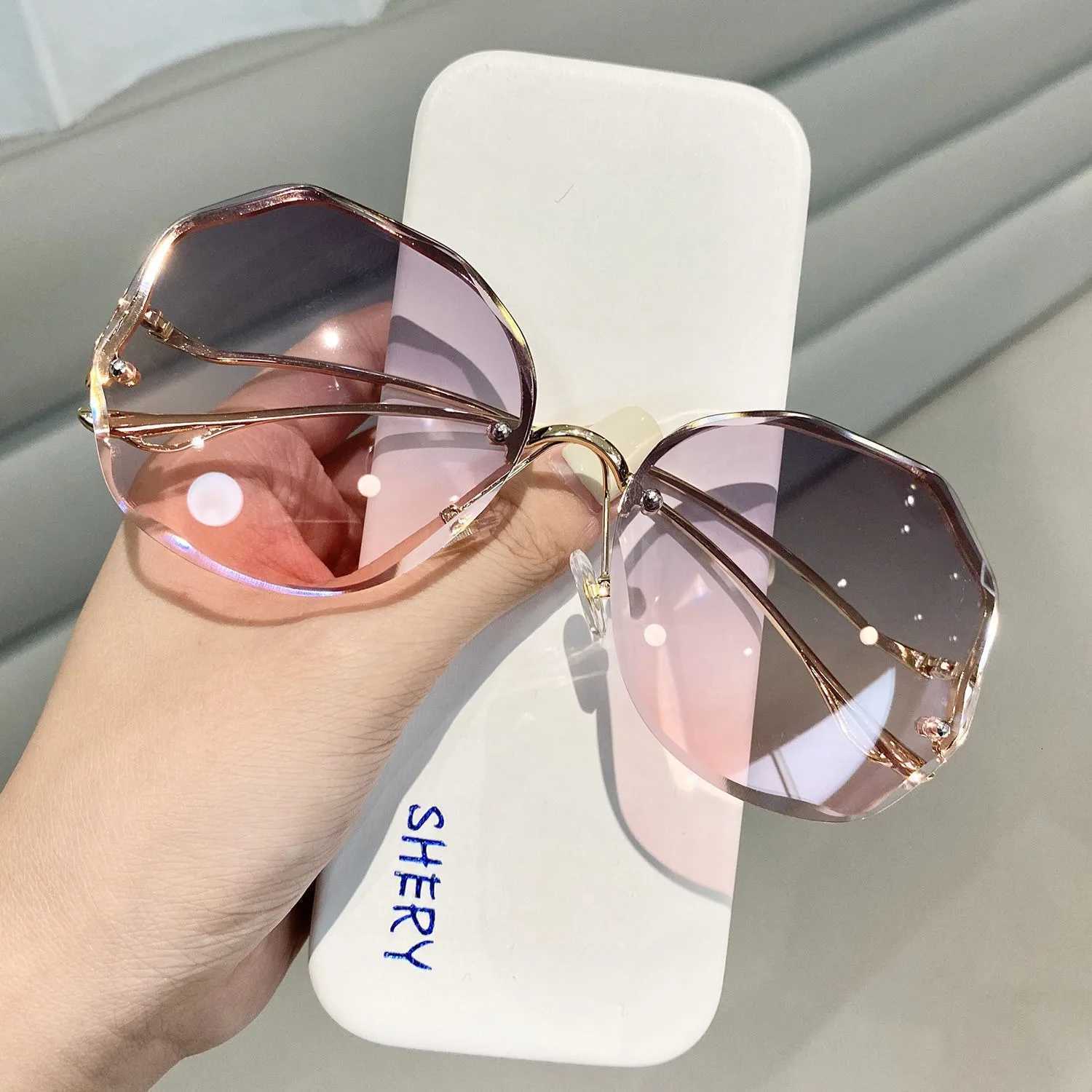 Trendy fashionab polygonal f cut edge sunes wen metal curved gs retro street photo fashion items W250709